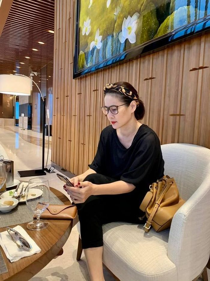Diễn viên Thân Thúy Hà giờ đã cảm nhận được dấu hiệu của tuổi tác: "Già rồi cần hỗ trợ mới thấy đường".