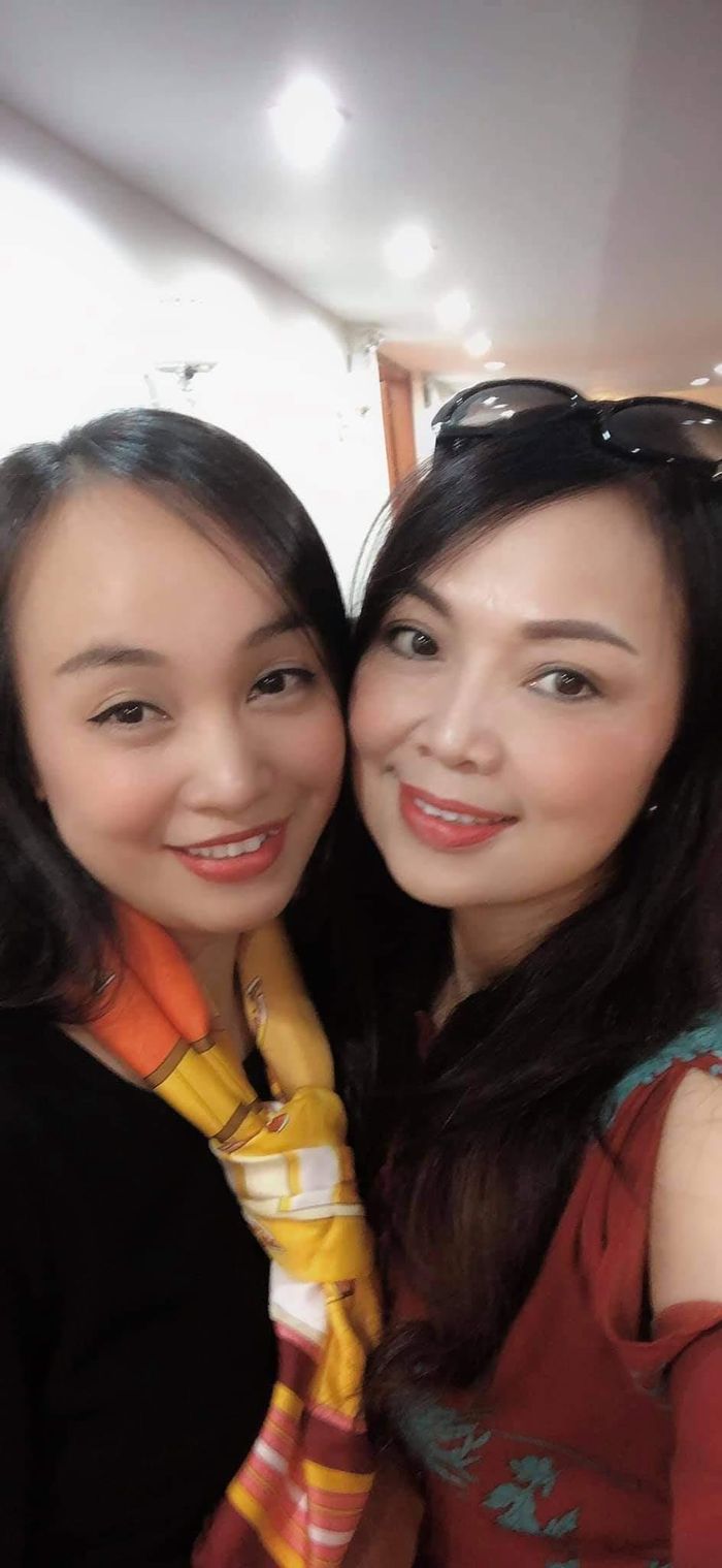 Diễn viên Thu Huyền và ca sĩ Thái Bảo thân thiết bên nhau. 