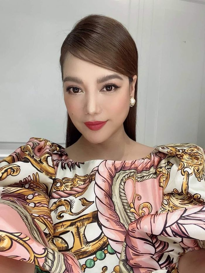 Trương Ngọc Ánh xinh đẹp với váy họa tiết. 