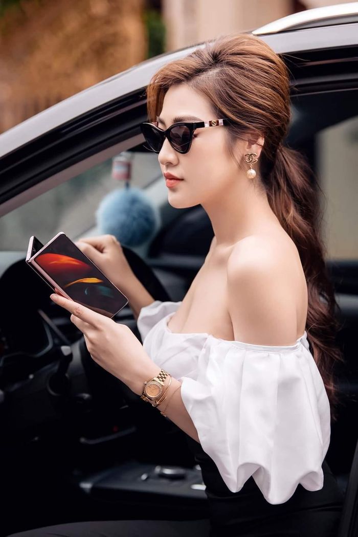 Á hậu Tú Anh xinh đẹp không góc chết. 