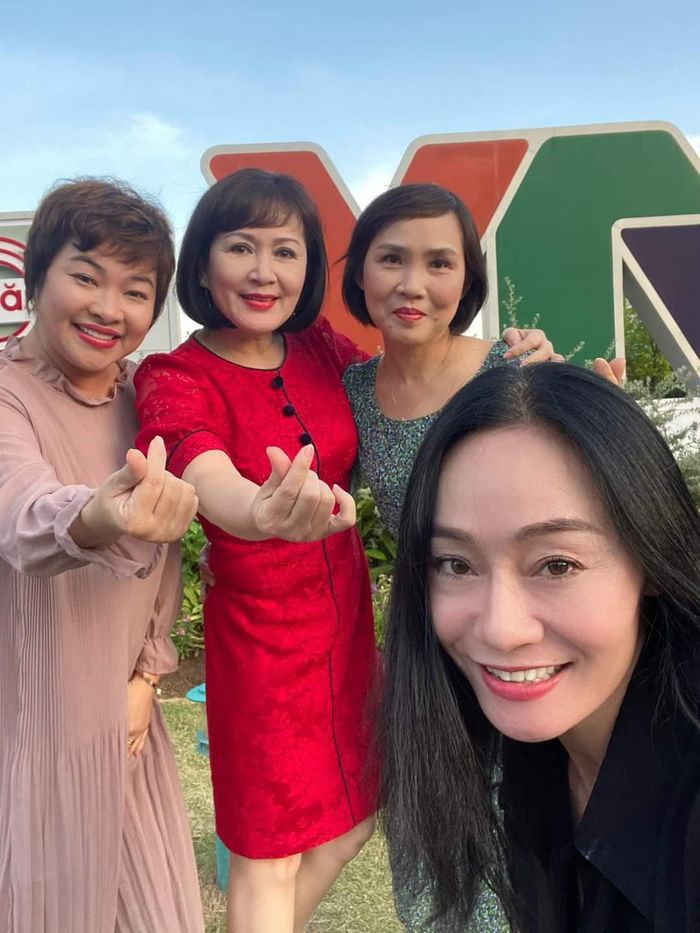 Diễn viên Quách Thu Phương, NSND Minh Hòa,...vui vẻ bên nhau. 