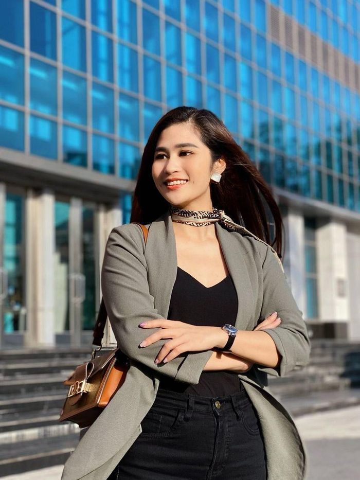  MC Minh Trang của bản tin thời sự 19h xinh đẹp tươi tắn đón mùa thu.