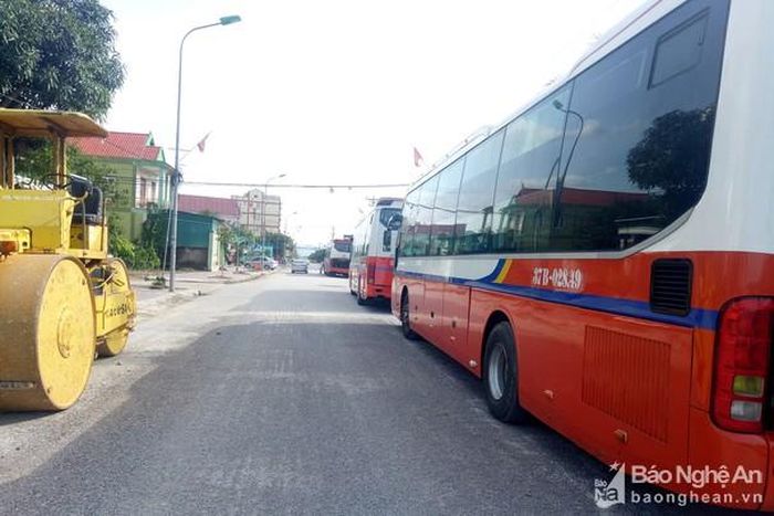 Xe vào bắt khách gây mất an toàn giao thông. Ảnh: Hải An
