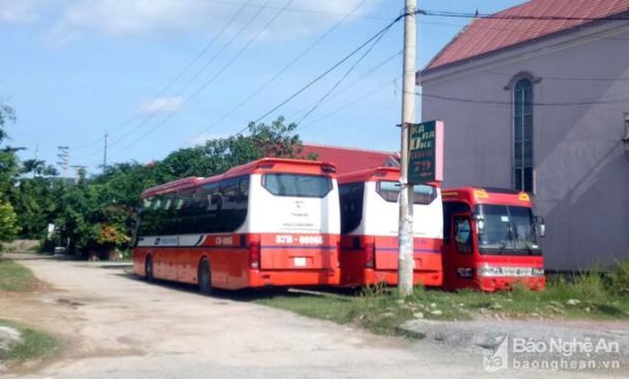 Xe giường nằm được tập kết khắp các ngõ ngách ở thị trấn Yên Thành mà không vào bến. Ảnh: Hải An