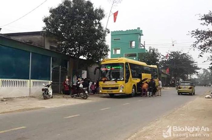 Xe giường nằm không vào bến ở xã Liên Thành (Yên Thành) mà lập "bến cóc" bắt khách trước nhà. Ảnh: Hải An