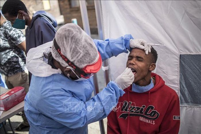 Nhân viên y tế lấy mẫu xét nghiệm COVID-19 cho người dân tại Johannesburg, Nam Phi ngày 14/5/2020. Ảnh: AFP/TTXVN