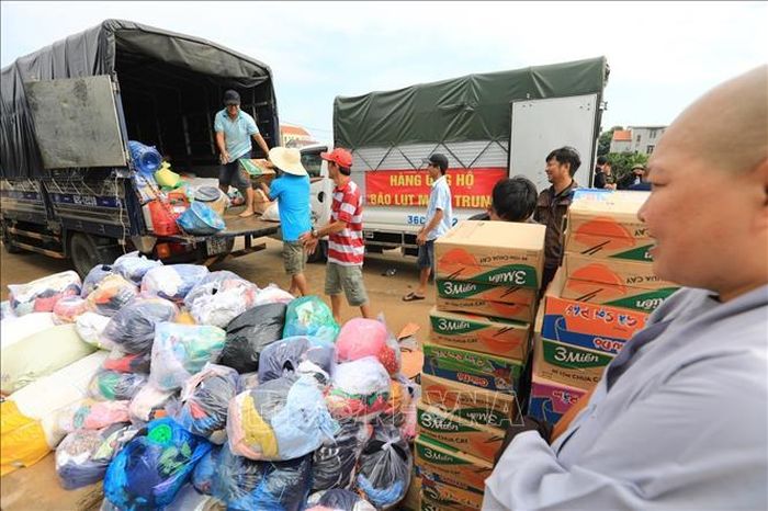 Các tổ chức thiện nguyện khắp cả nước chuyển hàng cứu trợ đến cho người dân vùng lũ miền Trung. Ảnh: Thành Đạt/TTXVN