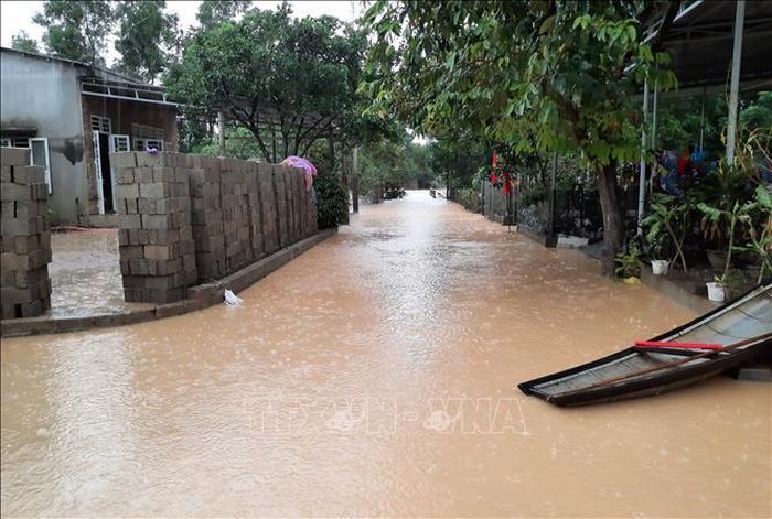 Nhiều tuyến đường giao thông nông thôn vẫn bị ngập sâu trong nước. Ảnh: Hồ Cầu/TTXVN