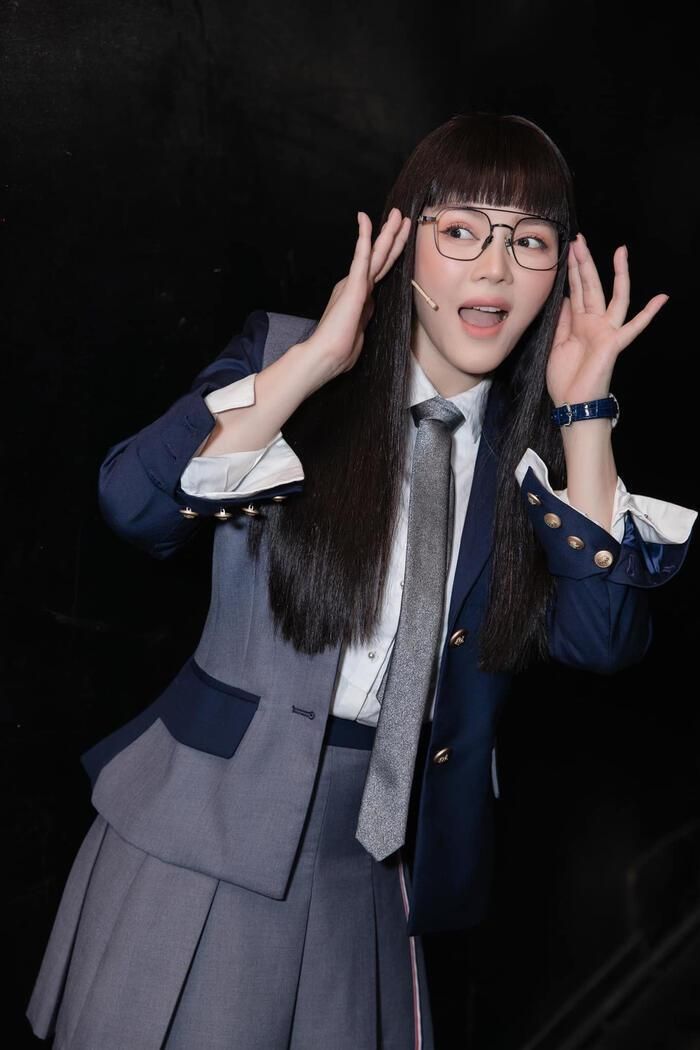 Đi cùng đồng phục theo style học đường, tạm thời rời xa hình ảnh quyến rũ, gợi cảm ngày thường, người đẹp quả thật khiến khán giả không nhận ra.