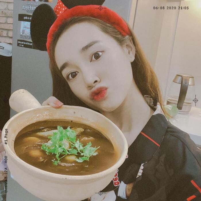 Nhã Phương ưu ái hẳn cài tóc chuột Mickey duyên dáng. 