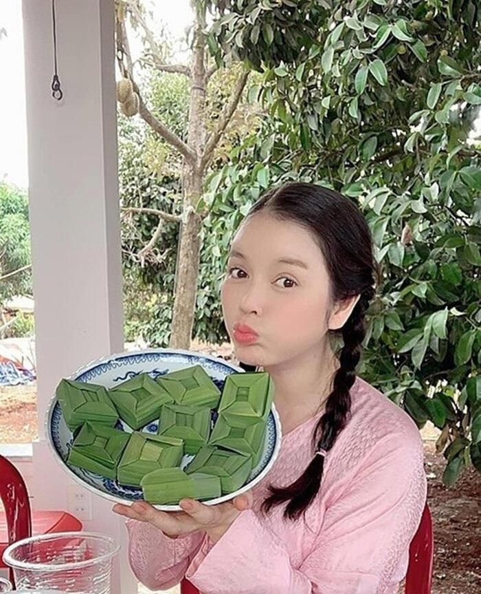Khi khác lại hóa cô thôn nữ cùng áo bà ba và kiểu tóc tết bím sừng trâu hai bên. 