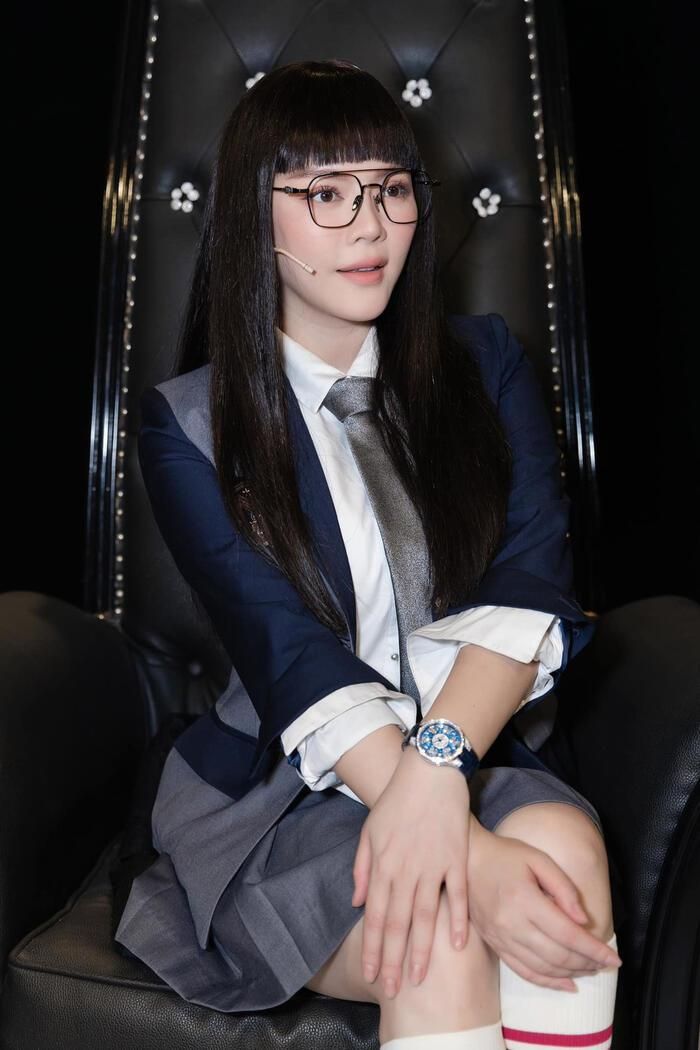 Lý Nhã Kỳ từng khiến fan bất ngờ với mái tóc dài ngang, đi kèm kính bản to ngổ ngáo. 