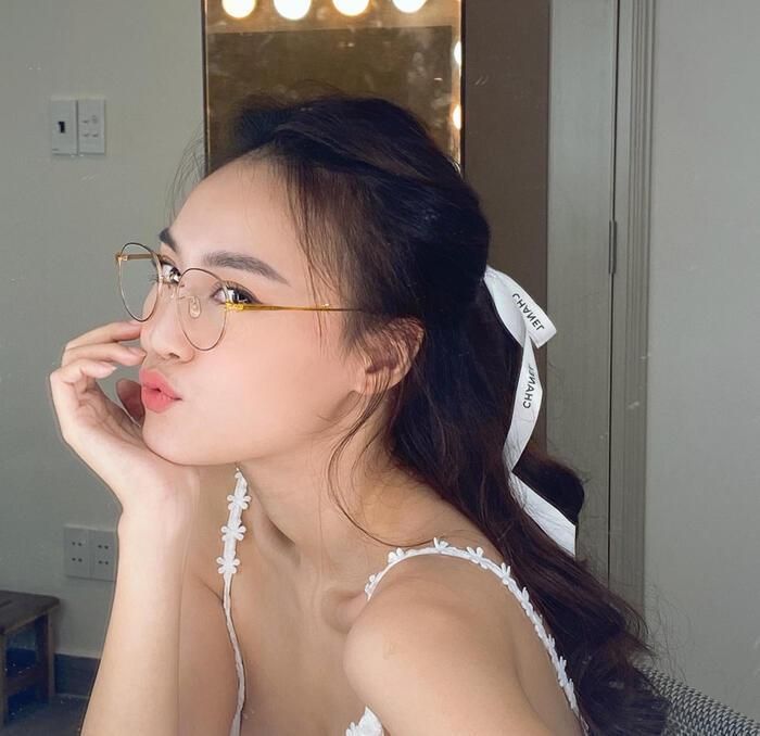 Ninh Dương Lan Ngọc lại thích cột nơ lên tóc, cô sử dụng dây Chanel để làm duyên. 