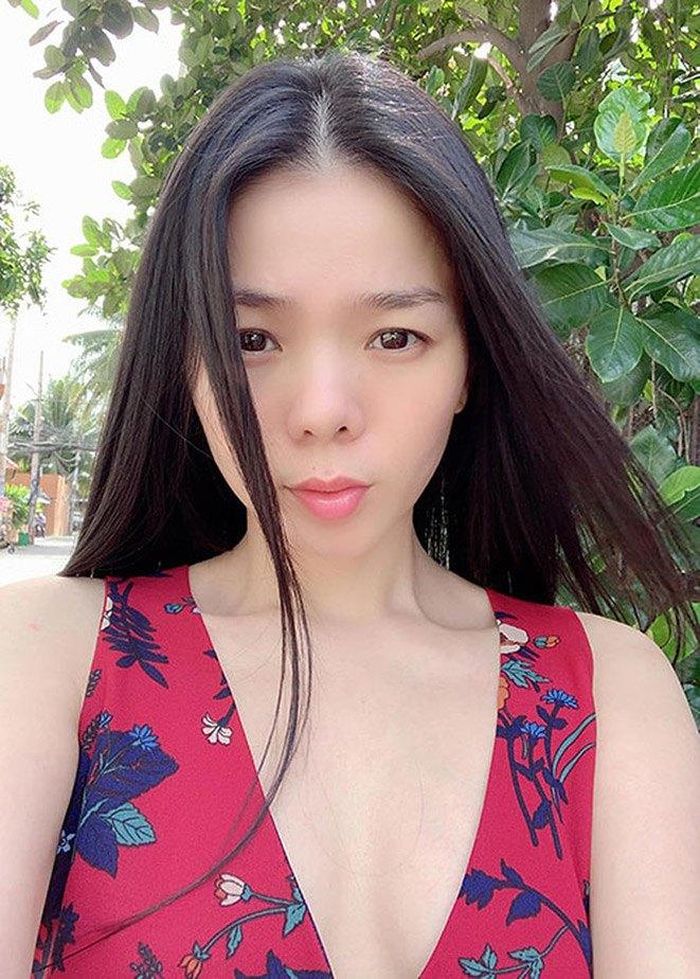 Nếu ai còn thắc mắc lý do thật sự vì sao hẳn là chưa được ngắm nhìn khuôn mặt mộc của giọng ca này. Là một trong những người đẹp chăm da kỹ càng nhất Vbiz, dễ hiểu tại sao Lệ Quyên có thể ung dung ra phố mà không trang điểm.
