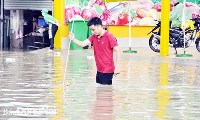 Mưa lớn có thể khiến nhiều tuyến đường, khu vực xảy ra ngập nước nghiêm trọng. Trong ảnh: Ngập nước tại đường Bùi Văn Hòa đoạn qua vòng xoay Cổng 11 (TP.Biên Hòa). Ảnh: Thanh Hải