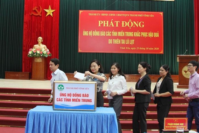Ngay sau Lễ phát động, đông đảo cán bộ, công nhân viên chức tham gia ủng hộ đồng bào miền Trung.