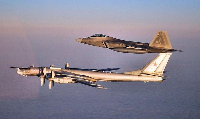 F-22 Raptor hiện là dòng chiến đấu cơ mạnh nhất thế giới hiện nay, Theo kế hoạch ban đầu, Không quân Mỹ dự định sẽ sản xuất và trang bị 750 chiếc máy bay thuộc loại này; nhưng hiện nay, chỉ có 187 chiếc máy bay F-22 được sản xuất và dây chuyền chế tạo F-22 đã bị đóng cửa; gây ra nhiều tranh cãi trái chiều, ngay chính trong lòng nước Mỹ.