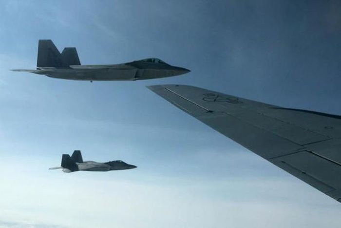Việc Mỹ điều hai chiến đấu cơ tàng hình F-22 Raptor lên chặn máy bay Nga cho thấy động thái có phần dứt khoát của Mỹ.