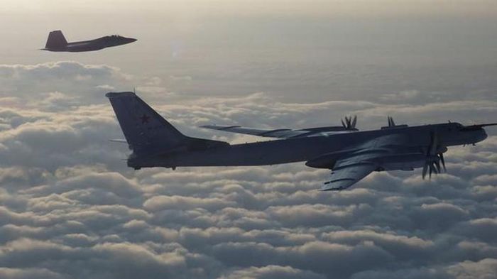 Bộ tư lệnh Phòng không Bắc Mỹ (NORAD) trước đó thông báo đã điều tiêm kích giám sát các oanh tạc cơ Tu-95MS Nga được tiêm kích Su-35S hộ tống ở gần vùng trời bang Alaska, thêm rằng phi cơ Nga hoạt động trên không phận quốc tế và không xâm phạm biên giới Mỹ.