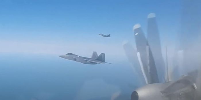 Biên đội Tu-95MS được hộ tống bởi tiêm kích Su-35S của không quân và MiG-31 của hải quân Nga trong một số giai đoạn.