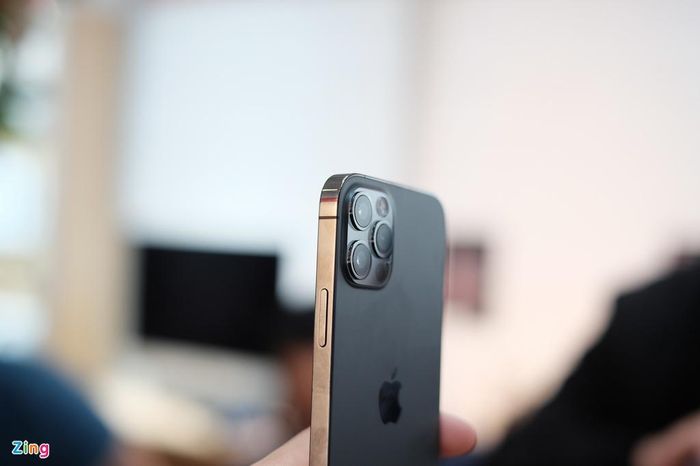  Nhìn chung, thiết kế mới khiến iPhone 12 Pro trông ấn tượng và độc đáo hơn, đồng thời giúp máy mỏng hơn đôi chút so với iPhone 11 Pro (7,4 mm so với 8,1 mm). Dù màn hình còn lớn hơn thế hệ tiền nhiệm, kích thước máy vẫn ở mức nhỏ gọn, máy nhẹ nên cảm giác cầm thoải mái. 