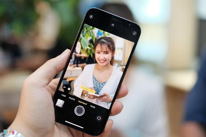  Giao diện chụp ảnh trên máy không có nhiều thay đổi so với bản tiền nhiệm. Tuy nhiên, camera chính trên iPhone 12 Pro có khả năng thu sáng tốt và chụp đẹp hơn trong điều kiện thiếu sáng. Thuật toán Smart HDR 3 đã thông minh hơn khi cho khả năng khử nhiễu tốt hơn iPhone 11. Đây còn là mẫu smartphone đầu tiên có khả năng quay HDR Dolby Vision. Về cơ bản, HDR trong quay video sẽ giúp thu sáng tốt hơn, nhiều chi tiết hơn so với SDR hay HDR tiêu chuẩn. 