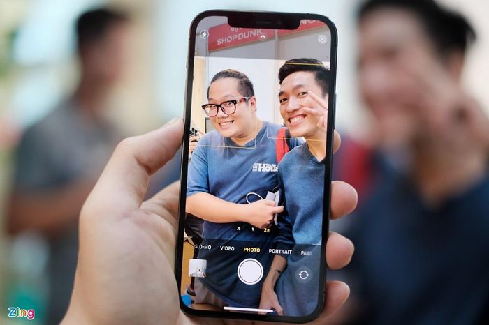  Máy được trang bị 3 camera sau đều có độ phân giải 12 MP. Camera telephoto của iPhone 12 Pro có tiêu cự 52 mm cho khả năng zoom quang 4x. Bên cạnh đó, sản phẩm còn được trang bị thêm cảm biến LiDAR, giúp đo độ sâu trường ảnh chính xác và lấy nét tốt hơn trong điều kiện thiếu sáng. 