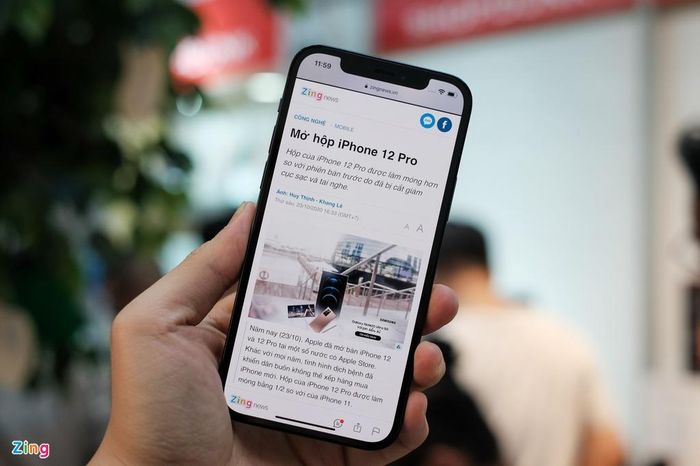  Màn hình của iPhone 11 Pro có kích thước 5,8 inch, đến iPhone 12 Pro đã được tăng lên 6,1 inch. Về cơ bản, màn hình vẫn giữ nguyên độ sáng và mật độ điểm ảnh, mang lại trải nghiệm tương tự iPhone 11 Pro. Theo Apple, mặt trước của điện thoại có một lớp bảo vệ mang tên Ceramic Shield (vật liệu kết hợp giữa thủy tinh và gốm). Apple tuyên bố dòng iPhone 12 có khả năng chịu va đập gấp 4 lần so với các đời trước, cùng với đó là chống trầy xước tốt hơn. 