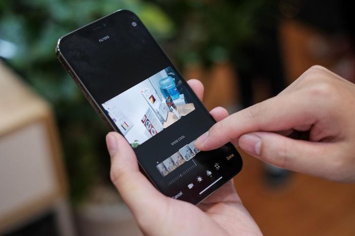  iPhone 12 Pro sử dụng chip A14 Bionic, chạy trên hệ điều hành iOS 14. Trải nghiệm các tác vụ cơ bản không mấy khác biệt so với mẫu iPhone 11 Pro, vẫn mang sự mượt mà đặc trưng của iPhone. Sự khác biệt về trải nghiệm sẽ chỉ thấy rõ trên các ứng dụng chỉnh sửa video hay AR. 