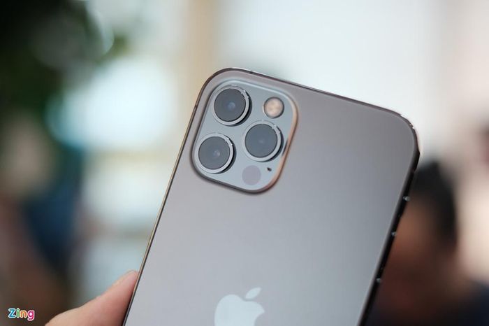  Mặt lưng của sản phẩm vẫn dùng chất liệu kính được làm dạng mờ giống như iPhone 11 Pro. Khi sở vào mặt lưng, tôi có cảm giác thích tay và nó không bám mồ hôi quá nhiều như kính bóng. Tuy nhiên, mặt lưng mờ và viền thép bóng mang lại cảm giác hơi lệch tông. 