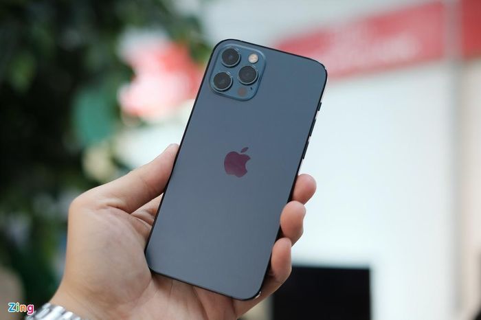  iPhone 12 Pro có khung viền vuông vức, được lấy cảm hứng từ iPhone 4, iPhone 5. Kiểu dáng này mang đến cảm giác khác biệt so với đa số smartphone Android hiện nay, đa số được làm bo cong. Phần khung viền của máy được làm bằng thép nhưng được làm dạng bóng nên dễ bám bẩn và trơn hơn so với khung viền kim loại nhám trên iPhone 12. 