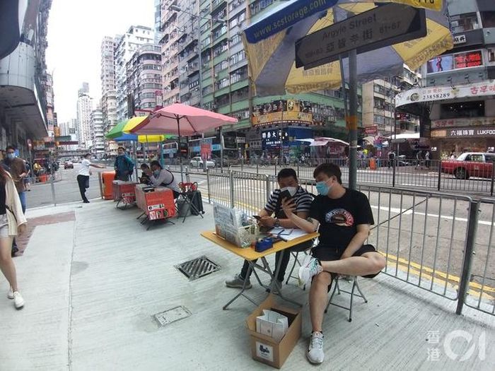  Các quầy thu mua iPhone 12 sang tay, giúp người bán có ngay hàng triệu đồng lợi nhuận tại Hong Kong. Ảnh: HK01. 