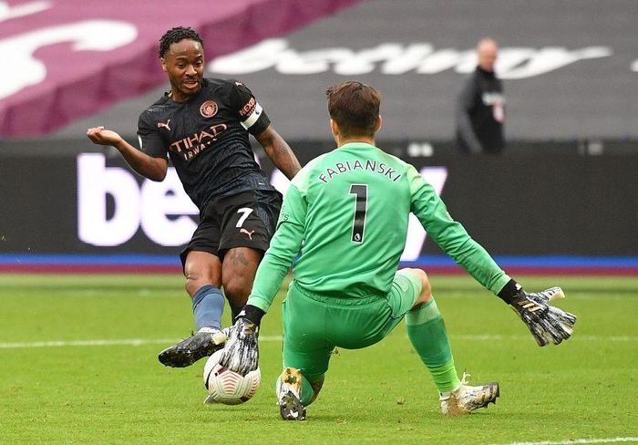 Raheem Sterling có một trận đấu không tốt. Cựu sao Liverpool bỏ lỡ nhiều cơ hội ngon ăn và tỏ ra vụng về trong các tình huống xử lý bóng. Ảnh: Getty.