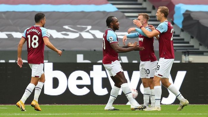 Các cầu thủ West Ham tuân thủ chặt chẽ lối chơi của HLV David Moyes trận này. Họ phòng ngự kín kẽ, lùi sâu và thi thoảng thực hiện các pha phản công khó chịu. Ảnh: Getty.
