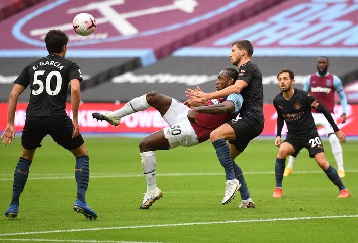 Man City bị dội gáo nước lạnh ở phút thứ 18 của trận đấu. Michail Antonio có tình huống tung người móc bóng đẹp mắt, mở tỷ số cho West Ham sau quả tạt của đồng đội. Ảnh: Getty.