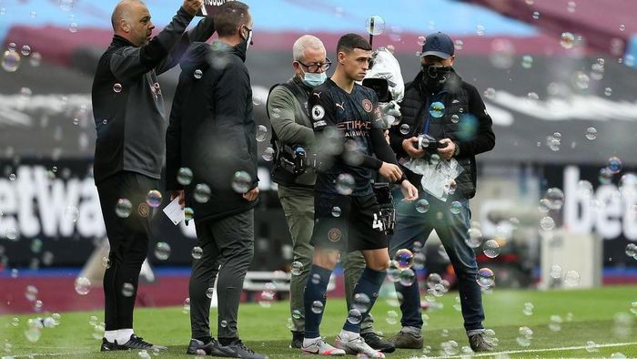 Phil Foden được HLV Pep Guardiola tung vào sân. Cầu thủ trẻ người Anh sau đó nhanh chóng tạo khác biệt. Ảnh: Getty.