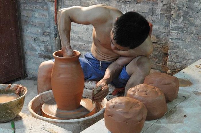 Qua bàn tay của những nghệ nhân, những sản phấm gốm sứ ở đây đẹp nổi tiếng trong và ngoài nước được nhiều người ưa chuộng.