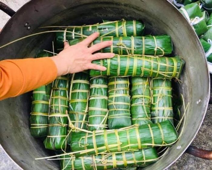 Bánh được xếp vào nồi.
