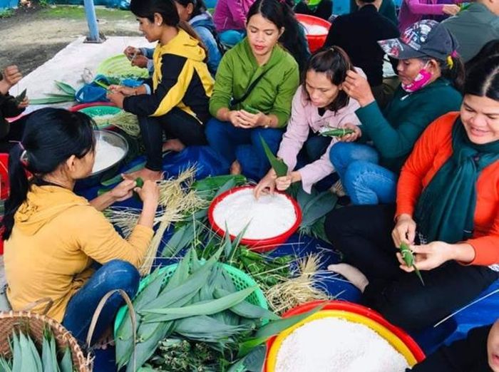 Hàng chục phụ nữ tham gia gói bánh chưng, bánh tét...