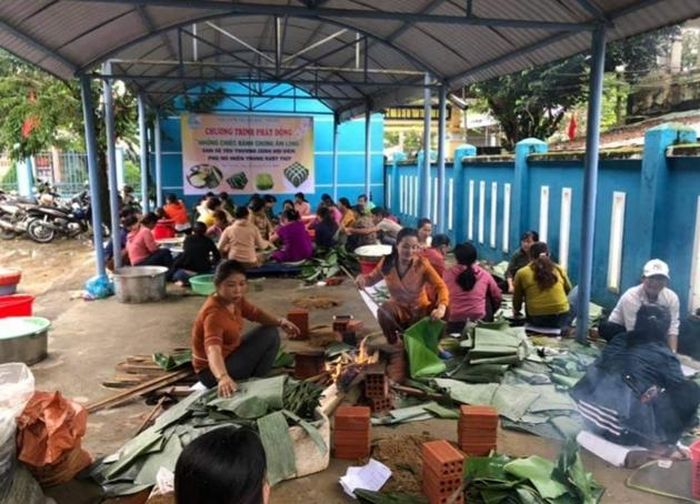 Chị em Hội viên tham gia gói bánh chưng, bánh tét.