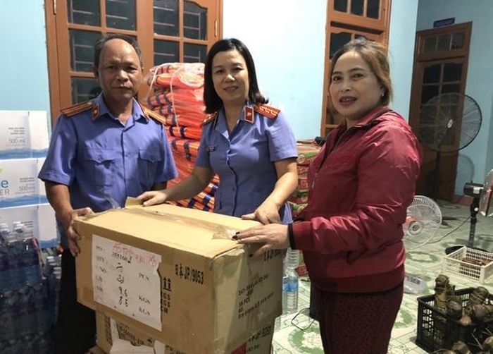 Hình ảnh ấm lòng của màu áo thiên thanh.