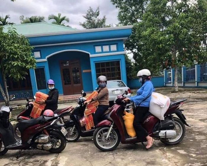 Chị em chở mì tôm, gạo đến ủng hộ chương trình...
