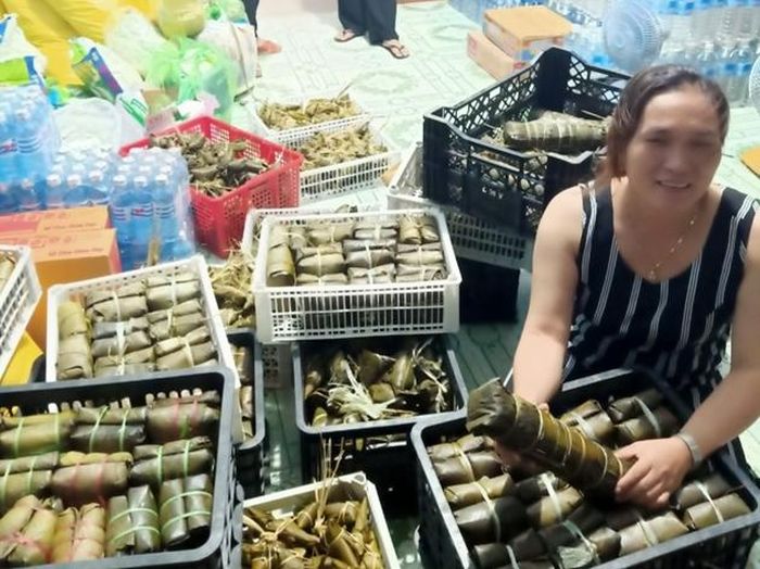 Những đòn bánh tét thơm ngon đã sẵn sàng đến bà con vùng lũ