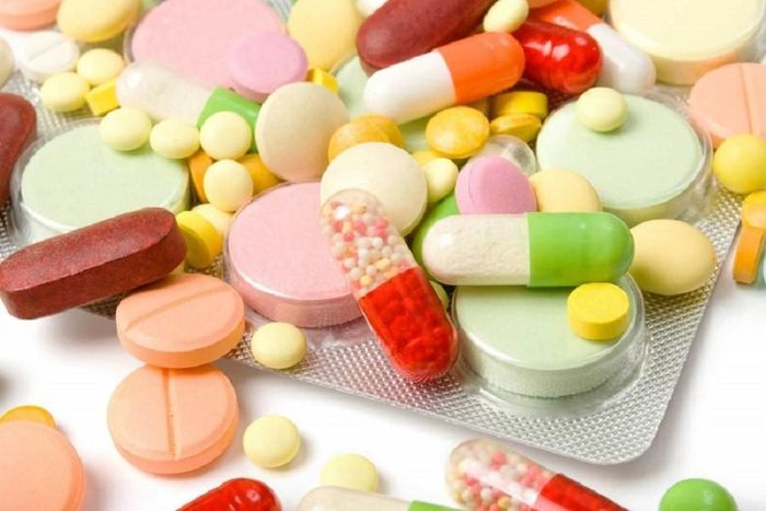 Nếu các dấu hiệu kéo dài, bệnh chuyển sang mãn tính thì cần phải điều trị bằng thuốc. Một số loại thuốc tân dược thường được sử dụng gồm: Thuốc kháng Histamin (chlopheniramin, loratadine...), thuốc bôi ngoài da chứa corticoid (eumovate)..., thuốc chống dị ứng...
