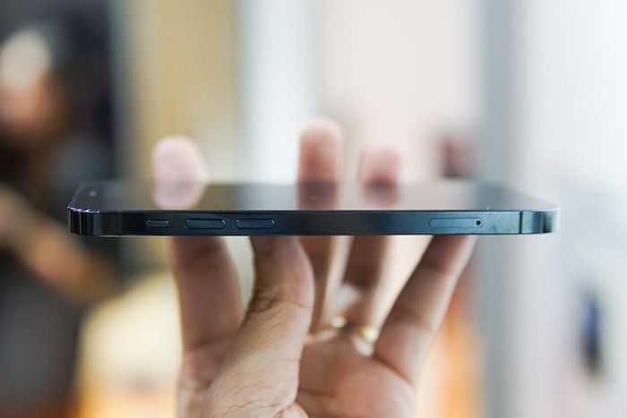 Một thay đổi nữa ở iPhone 12 và iPhone 12 Pro năm nay là toàn bộ khay SIM đều được chuyển sang cạnh trái của máy thay vì bên phải của các phiên bản trước