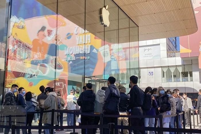 Dù vậy, dự tính đến cuối ngày, cả hai model iPhone 12 và iPhone 12 Pro có số lượng đặt hàng 7-9 triệu đơn trên toàn cầu. Đây được xem là thành công ngoài mong đợi của “nhà táo” trong bối cảnh đại dịch CoVid-19 đang hoành hành