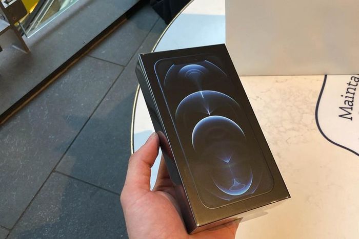 So với iPhone 12, iPhone 12 Pro khác biệt ngay từ vỏ hộp với tông màu đen thay vì trắng