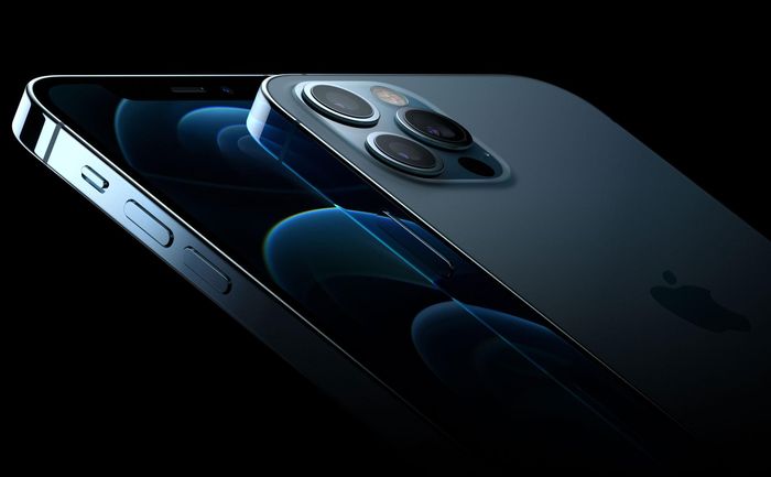Phiên bản màu xanh Pacific Blue của iPhone 12 pro cũng là màu mới hơn so với iPhone 11 Pro