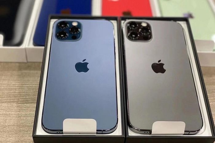 Ngay sau khi mở bán trên thế giới, iPhone 12 Pro mới chỉ tung ra màu xám, xanh và chưa có màu trắng, vàng như “nhà táo” giới thiệu trước đó