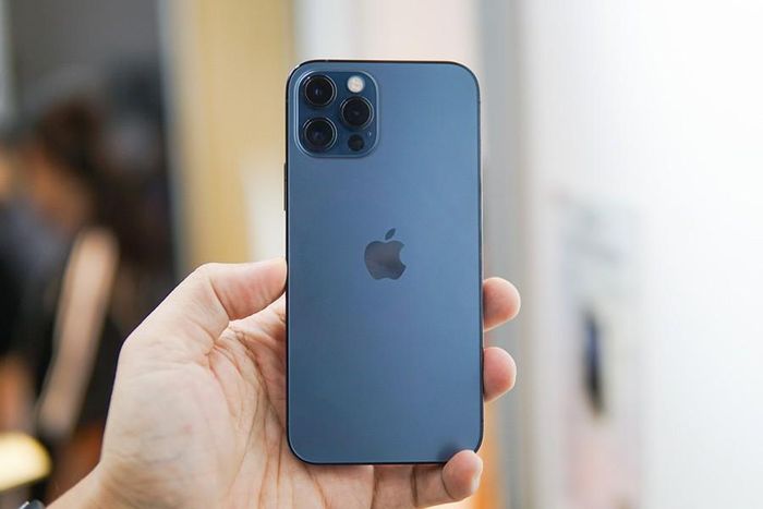 IPhone 12 và iPhone 12 Pro đã mang lại cơn sốt vượt ngoài mong đợi, chỉ trong vòng 24h đầu tiên, “nhà táo” đã nhận được 1,7-2 triệu đơn đặt hàng, vượt khá xa so với series iPhone 11 hồi năm 2019